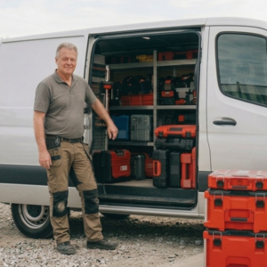 Georganiseerde bedrijfswagen met gereedschap en materieel beheerd via KeepIT software